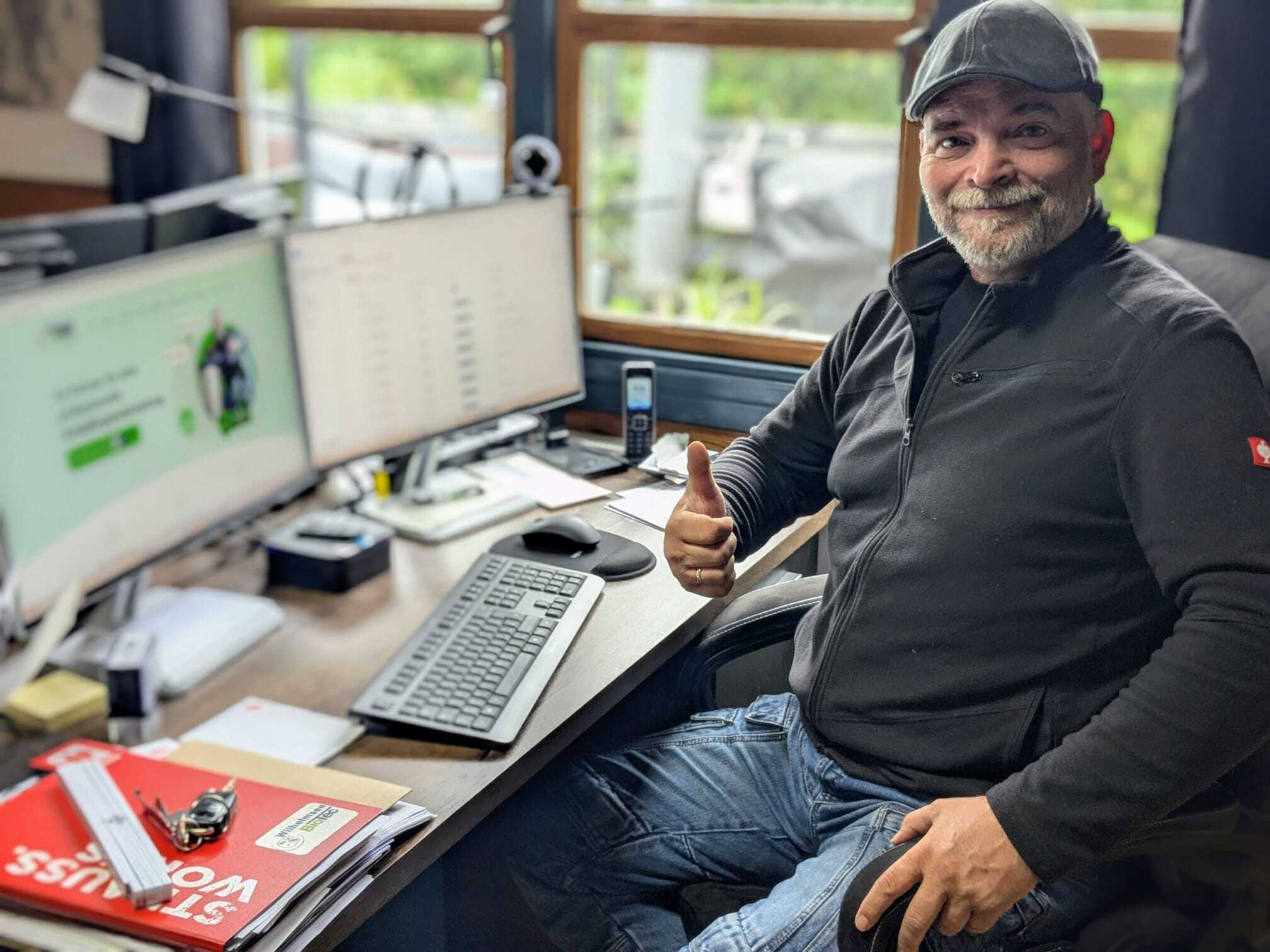 Björn Wilhelmsen von Wilhelmsen Biotect mit einem Daumen hoch für Frag Maxi, der KI Telefonassistentin für Handwerksbetriebe